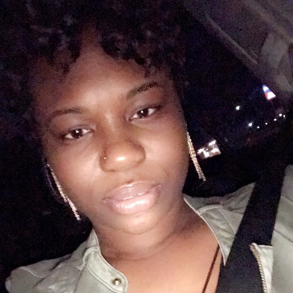 Meet your Posher, Ursula - Picture 1 of 1